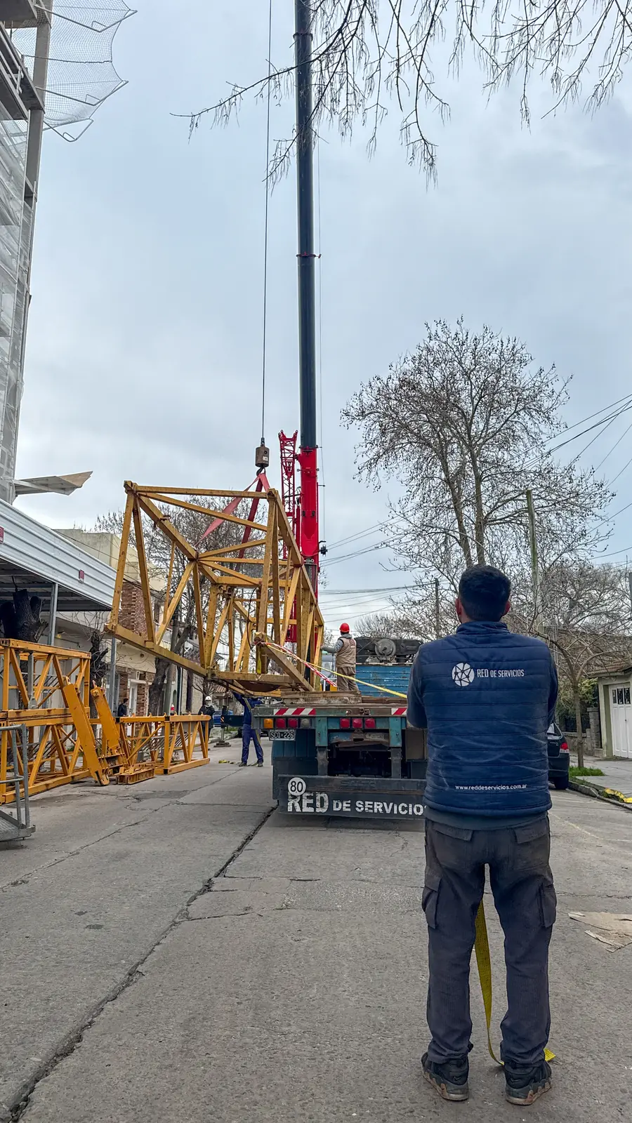 Operador de Red de Servicios trabajando en obra