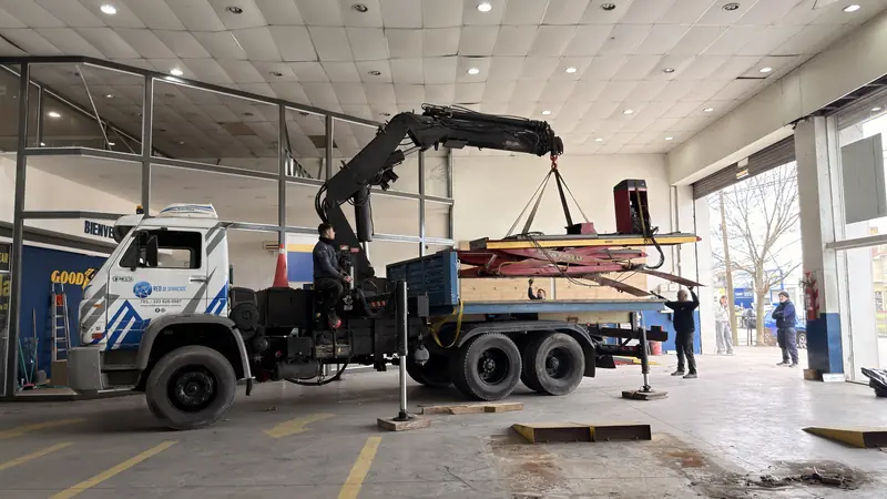 Hidrogrúa descargando en obra 5