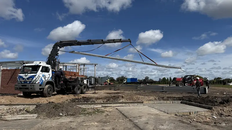 Hidrogrúa descargando en obra 8